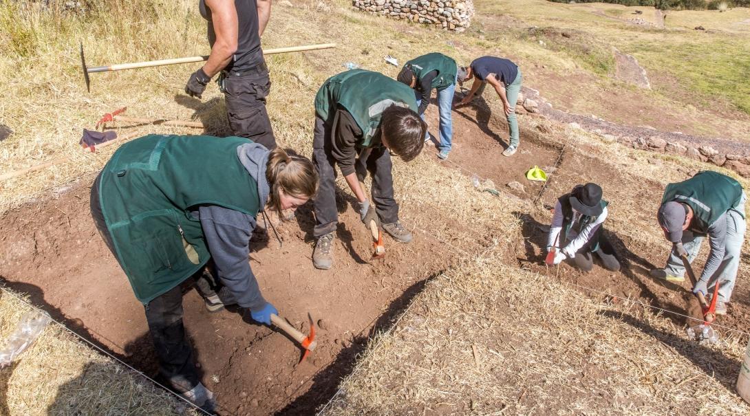 Participantes de nuestro voluntariado en excavaciones arqueológicas en Perú. Voluntarios de Arqueología Inca en Perú participando en un proyecto de excavación.